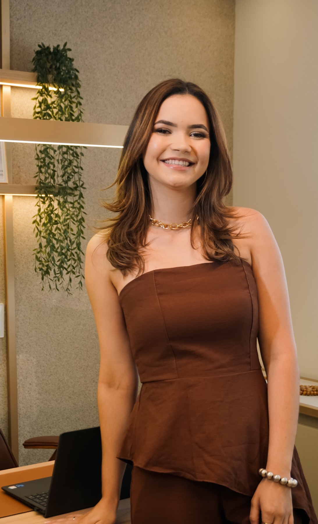 Dra. Letícia Cardoso sorrindo no escritório